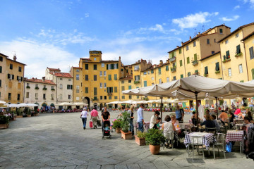 Lucca Piazza Mistral Holidays
